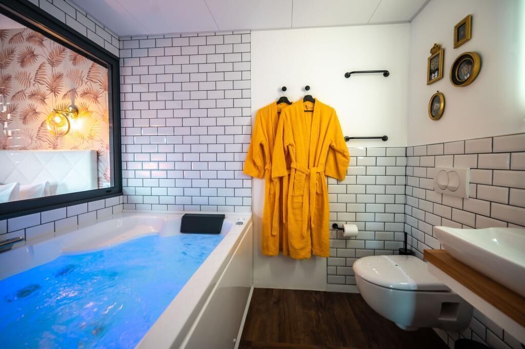 Baignoire, baignoire à jets, peignoirs