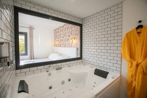 Bathtub, jetted tub, bathrobes - Romantic Escape Guaranteed: Discover Our Chic & Balneo Love Room (Périgueux)