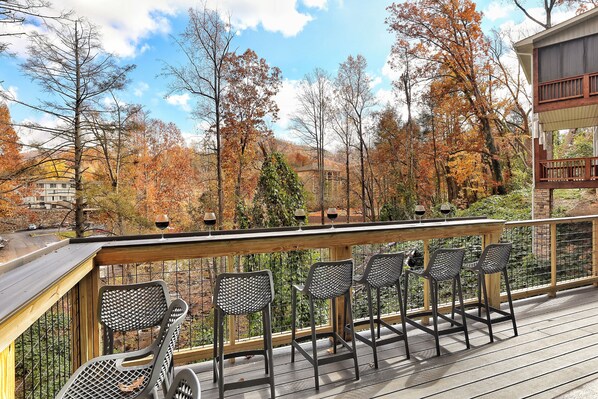 Property grounds - DOWNTOWN Cabin on Creek! 1/4 mile to Strip, 3 Decks, Fire Pits, Hot Tub, Gaming! (Gatlinburg)