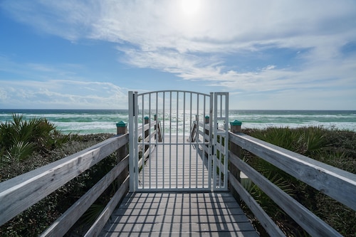 Romantic getaway Luxe 30A Beach, 2 Free Bikes right between Alys Beach &Rosemary