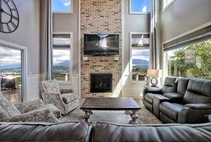 Chimenea, futbolito, oficina y monitor de computadora 