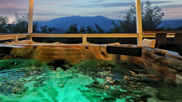 Ein Whirlpool mit Blick auf Berge und Bäume.