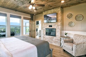 4 habitaciones, escritorio y tabla de planchar con plancha 