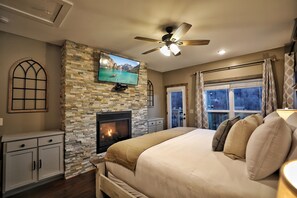 2 bedrooms, iron/ironing board, travel cot, free WiFi - Newer Construction! 2 Bedroom Luxury Cabin- 1 Mile from Downtown (Gatlinburg)