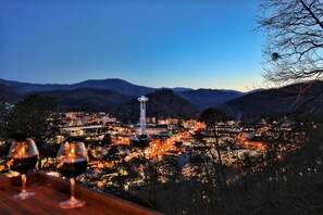 Property grounds - 2BR Cozy Cabin Overlooking Downtown / Theater Room / Mtn & City Views + Hot Tub! (Gatlinburg)