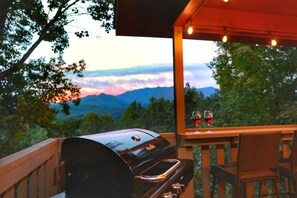 Property grounds - Secluded 2BR Charming Family Cabin w/ Hot Tub + Game Rm/ Gorgeous Mountain Views (Gatlinburg)