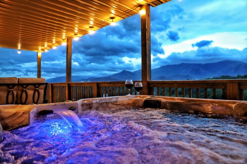 5BR Cabin / Panoramic Mt and Valley Views / Game Room + Hot Tub / Cul-de-Sac