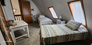 5 Schlafzimmer, Schreibtisch, Bügeleisen/Bügelbrett, WLAN