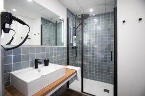 Shower, hair dryer, towels, soap - Le Chic & Stylé: Between the Historic Center and the Palais de Justice (Périgueux)