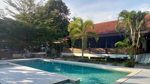 A rectangular swimming pool with a hot tub in the center, surrounded by a concrete deck. - Colonial House short walk from Mae Nam beach (Koh Samui)