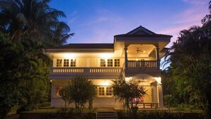 A two-story building with a balcony, surrounded by lush greenery. - Colonial House short walk from Mae Nam beach (Koh Samui)