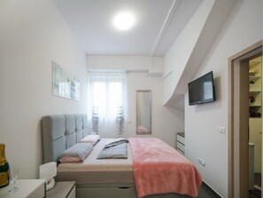 2 bedrooms, iron/ironing board, WiFi, bed sheets