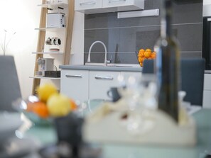 Kühlschrank, Mikrowelle, Ofen, Herdplatte