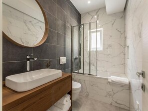 浴槽、ヘアドライヤー、タオル