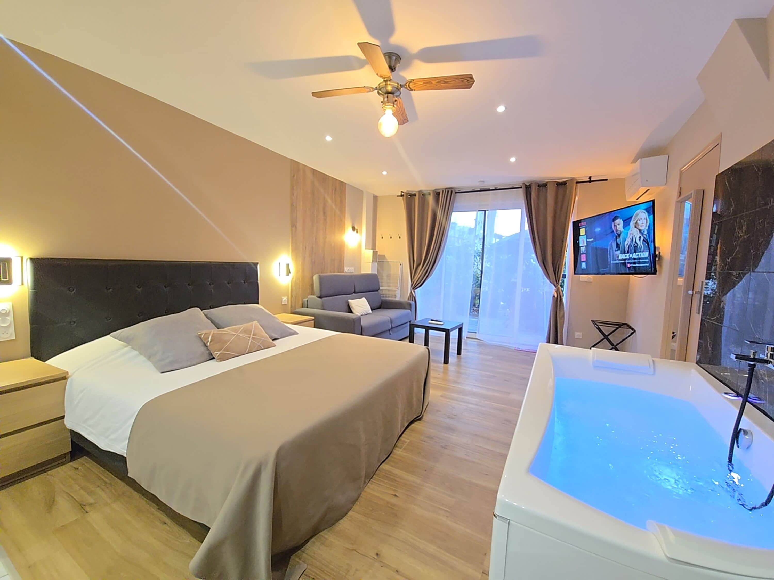 Studio Romantique, salle de bains attenante, vue cour intérieure (Les Dragons Catalans) | Literie de qualité supérieure, matelas mémoire de forme, minibar