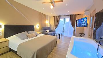 Studio Romantique, salle de bains attenante, vue cour intérieure (Les Dragons Catalans) | Literie de qualité supérieure, matelas mémoire de forme, minibar