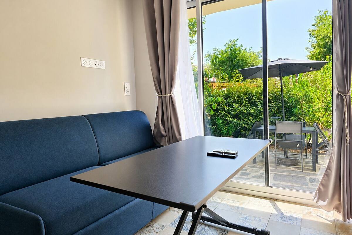 Family Studio, Garden View | Living area | 52-inch Smart TV with satellite channels, Netflix, streaming services