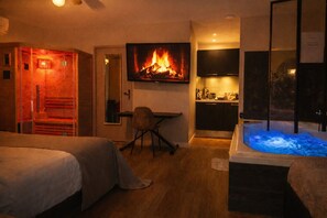 Apartment with Jacuzzi and Sauna | Sengetøy av topp kvalitet, memory foam-senger, minibar og safe på rommet