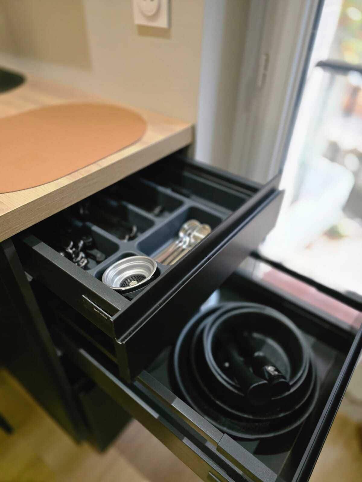 Een keuken met een ingebouwde kookplaat en oven, een houten aanrechtblad en een raam met uitzicht op de omgeving.