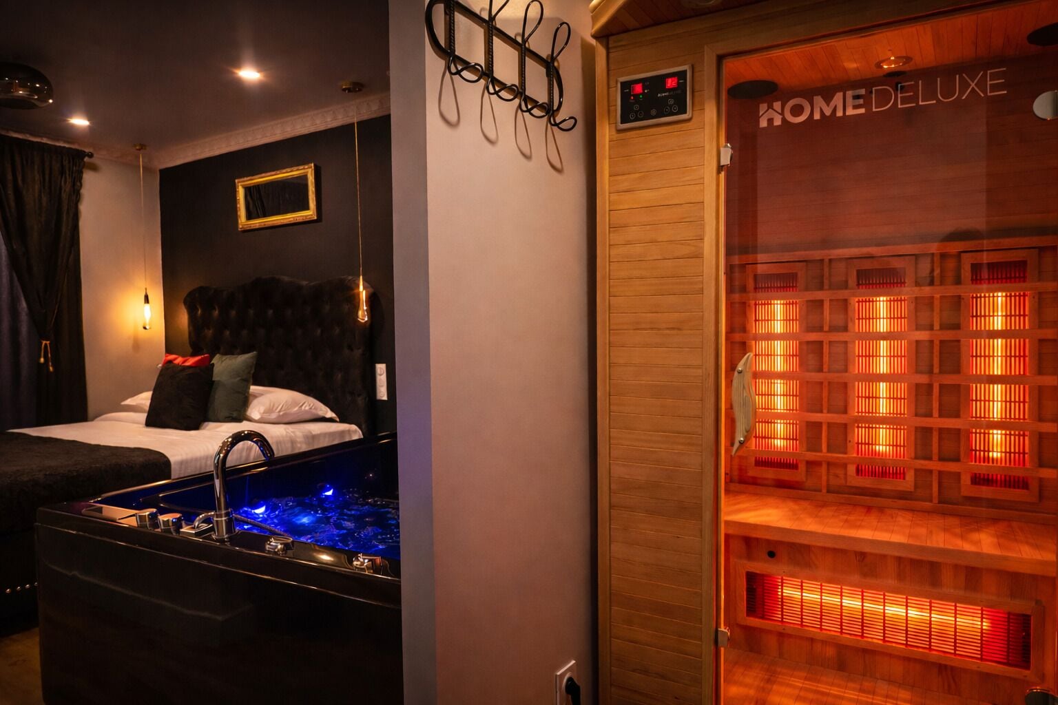 浪漫套房, 热水浴缸, 花园景观 (Sauna) | 高档床上用品、记忆海绵床垫、迷你吧、客房内保险箱