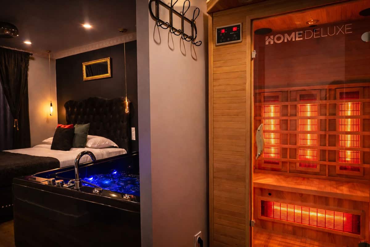 Suite romántica, hidromasaje, vista al jardín (Sauna) | Ropa de cama de alta calidad, camas con efecto memoria y minibar