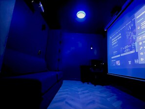 2-bedroom apartment with cinema screen | Room amenity - Appart Hotel Spa Perpignan (Perpignan)