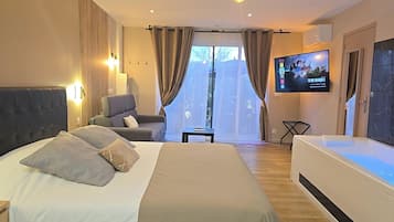 Romantic Studio, Accessible, Ensuite (Les Dragons Catalans) | Terrace/patio