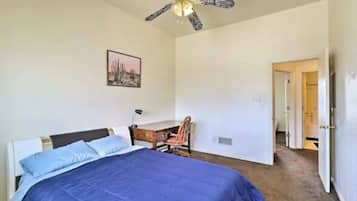 2 slaapkamers, een bureau, een strijkplank/strijkijzer, gratis wifi
