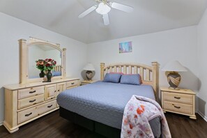 3 bedrooms, desk, WiFi, bed sheets