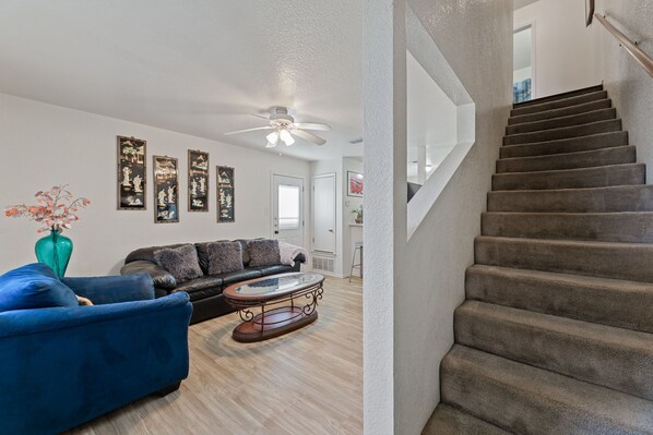 Smart TV - Cheerful 3-bedroom with fenced backyard. (Killeen)