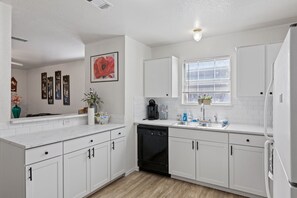 Private kitchen - Cheerful 3-bedroom with fenced backyard. (Killeen)