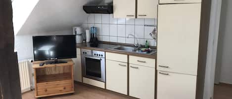 Ofen, Herdplatte, Wasserkocher mit Kaffee-/Teezubehör, Toaster