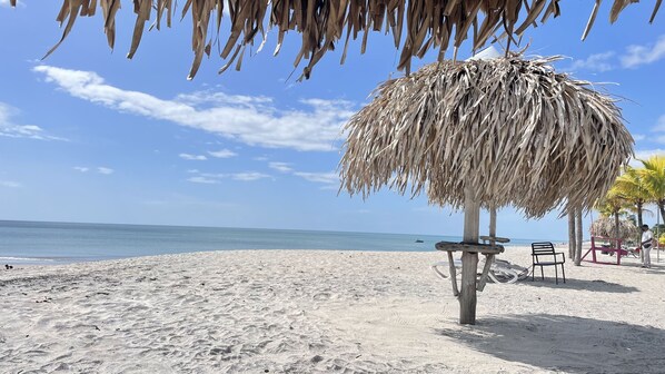 På stranden, solstolar och strandhanddukar