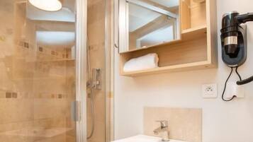 Een douche, een haardroger, handdoeken