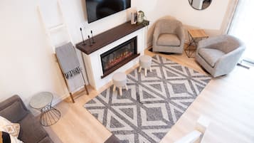 Smart TV, fireplace, table tennis