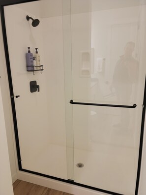 Regadera, secadora de cabello, toallas, jabón 