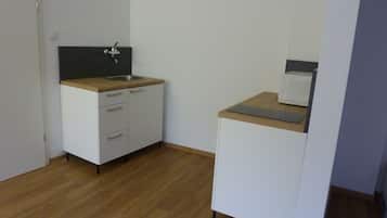 Kühlschrank, Mikrowelle, Herdplatte, Wasserkocher mit Kaffee-/Teezubehör