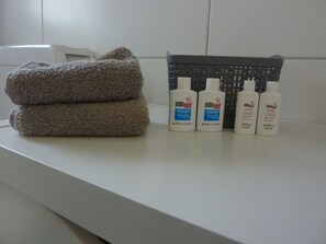 Shower, hair dryer, towels, soap - Directly on the Rhine with a fantastic view of the castle in Bad Salzig (Boppard)