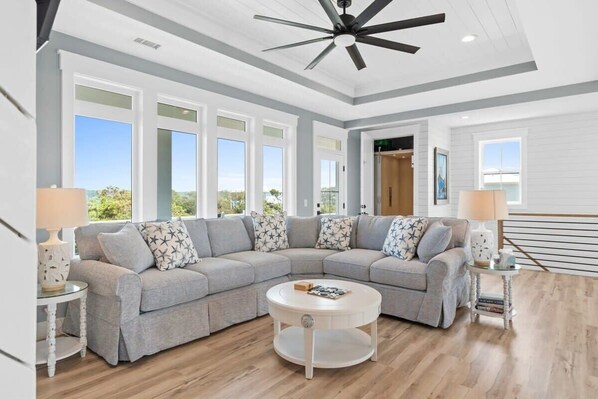 Televisión, chimenea y oficina