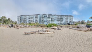 Unclassified image, 5 of 32, button - Water's Edge #407 (Lincoln City)