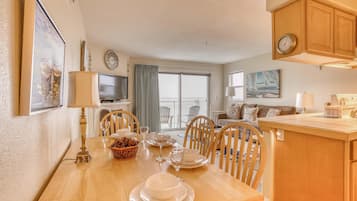Kondominium, 2 Tempat Tidur Queen (Water's Edge #407) | Tempat makan