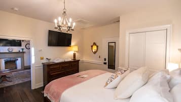 Executive Room | 1 bedroom, free minibar, desk, laptop workspace