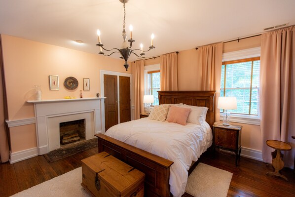 客房, 1 张 大床 | 迷你吧(备有免费物品)、办公桌、笔记本电脑工作区、遮光窗帘