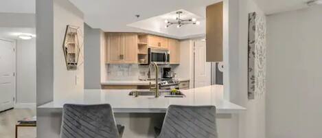 Kjøleskap, ovn, kokeplater og kjøkkenutstyr