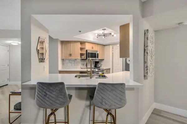 Kjøleskap, ovn, kokeplater og kjøkkenutstyr