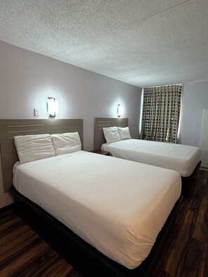Quarto casal luxo, 2 camas de casal | Wi-Fi de cortesia