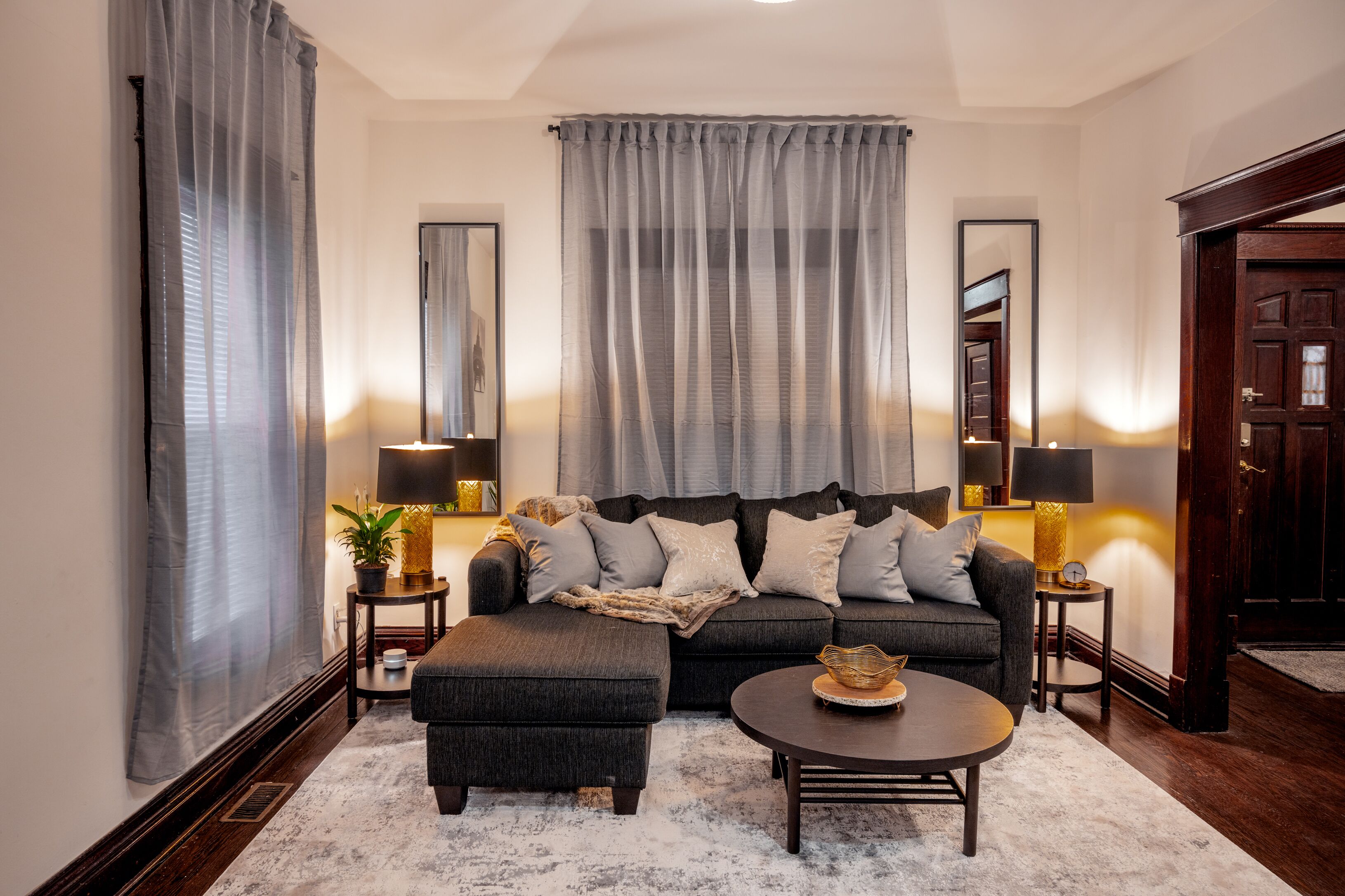 Sleeps 10, 5 Queen beds in heart of KC, close to downtown & Country Club Plaza