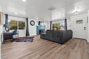 Smart TV, fireplace