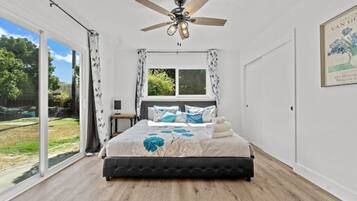 3 bedrooms, desk, WiFi, bed sheets