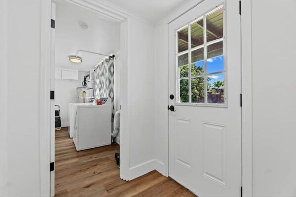 Interior - The Cambridge Loft - Gateway to Sequoia Ntl Park (Visalia)